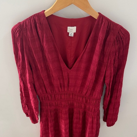 🍷 Deep Red V-Neck Dress with Gathered Detail - Picture 4 of 8